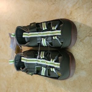 Boys Oshkosh Size 8 Sandles